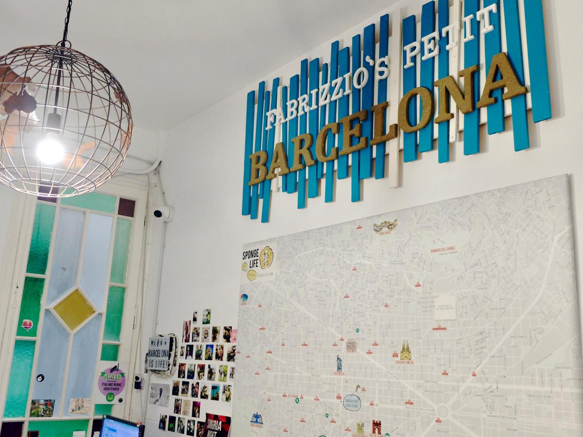 Hostel Fabrizzio'S Petit Barcelona Zewnętrze zdjęcie